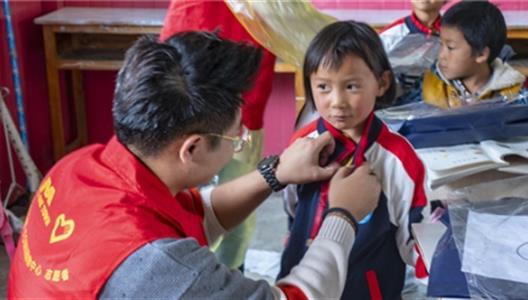 3308维多利亚线路检测中心员工自愿者为穷困学生奉上爱心礼包