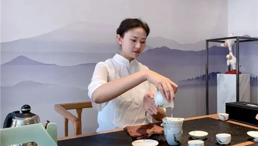 中原物业丨品茶烟细雨的精彩韵味，感触阳光中的点滴暖意